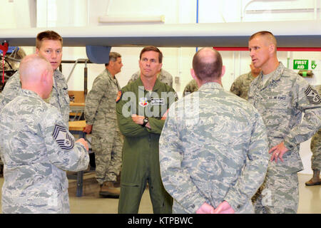 FORT TAMBURO, NY - 174ma parafango attacco ha ospitato il capo del comando di combattimento aereo il comando da ott. 6-8, 2014. Il comando Capo Comandante Sergente Steve K. McDonald ha visitato le diverse missioni in tutta la 174esima e il New York Air National Guard. CMSgt McDonald è arruolato advisor per il comandante e il personale per la forza di soldati di stanza a 27 ali, 17 basi e a più di 200 sedi operative in tutto il mondo. Egli consiglia il comandante della missione efficacia, sviluppo professionale preparazione militare, formazione, utilizzo, salute morale, e di benessere di oltre 55.000 assegnato Foto Stock