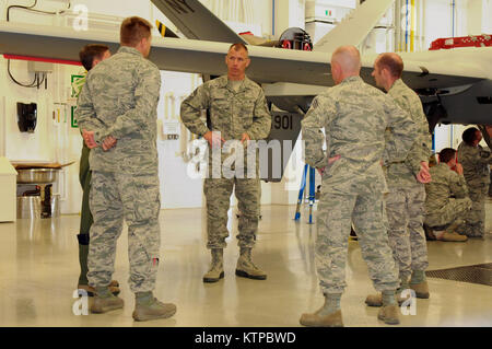 FORT TAMBURO, NY - 174ma parafango attacco ha ospitato il capo del comando di combattimento aereo il comando da ott. 6-8, 2014. Il comando Capo Comandante Sergente Steve K. McDonald ha visitato le diverse missioni in tutta la 174esima e il New York Air National Guard. CMSgt McDonald è arruolato advisor per il comandante e il personale per la forza di soldati di stanza a 27 ali, 17 basi e a più di 200 sedi operative in tutto il mondo. Egli consiglia il comandante della missione efficacia, sviluppo professionale preparazione militare, formazione, utilizzo, salute morale, e di benessere di oltre 55.000 assegnato Foto Stock