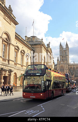 Double Deck bus turistico, con l'Abbazia di Bath in background, vasca da bagno Foto Stock