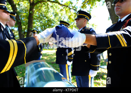 Il New York forze militari la Guardia d'onore team simula un servizio funebre durante l'esercito 2010 Guardia Nazionale la Guardia d'onore la concorrenza a Fort Snelling, Minn. sul Sett. 23 (foto di Tech Sgt Amélie Dahl, Minnesota Air National Guard) Foto Stock