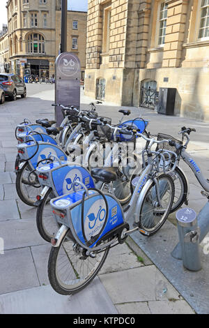 Fila di biciclette a noleggio, bagno, Somerset Foto Stock