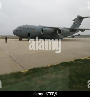 Una c-17 operati da il 105° Airlift Wing della New York Air National Guard siede sulla pista di l'esercito Aviation Support Facility in Ronkonkoma, N.Y. Martedì, Dicembre 9. Il velivolo caricato fino a un elicottero assegnato al 3 ° Battaglione 142th aviazione del NewYork Esercito nazionale di protezione. L'elicottero sarà volato a Puerto Rico per supportare un esercitato essendo condotta dal New York esercito guardia nazionale del primo battaglione di fanteria 69a. ( U.S. Esercito nazionale Guard foto di grandi Christopher Spencer/ rilasciato) Foto Stock