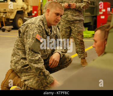 Spc. Craig Berg, di Norwich, New York, un fante con Società Delta del 2-108esimo reggimento di fanteria, valuta un calore incidente in corrispondenza di una stazione durante la XXVII della brigata di fanteria combattere del Team migliore concorrenza guerriero Sabato, Febbraio 7, 2015 in campo Hancock in Syracuse, New York. (U.S. Esercito Foto di Sgt. Jonathan Monfiletto) Foto Stock