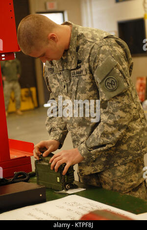 Spc. Craig Berg, di Norwich, New York, un fante con Società Delta del 2-108esimo reggimento di fanteria, assembla un canale singolo e massa airborne sistema radio ad una stazione durante la XXVII della brigata di fanteria combattere del Team migliore concorrenza guerriero Sabato, Febbraio 7, 2015 in campo Hancock in Syracuse, New York. (U.S. Esercito Foto di Sgt. Jonathan Monfiletto) Foto Stock