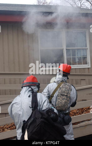 I soldati della 104th Polizia Militare assegnato a New York La Guardia Nazionale CERFP (Chimica biologica, radiologica, nucleare ottimizzato la resa di esplosivi (CBRNE) migliora la Forza di risposta confezione)reagire ad una struttura il fuoco con il sospetto di materiale a rischio di contaminazione durante la simulazione di catastrofe (Evento DCSA#2) svoltasi dal 20 novembre 2010 alla Rockland County Fire Training Center, Rockland County Foto Stock