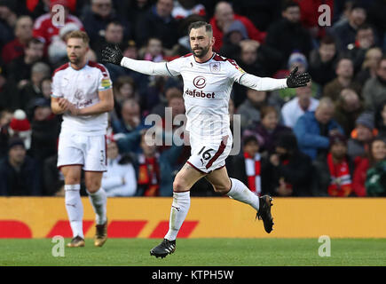 Burnley's Steven Defour punteggio celebra il suo lato del secondo obiettivo durante il match di Premier League a Old Trafford, Manchester. Foto Stock