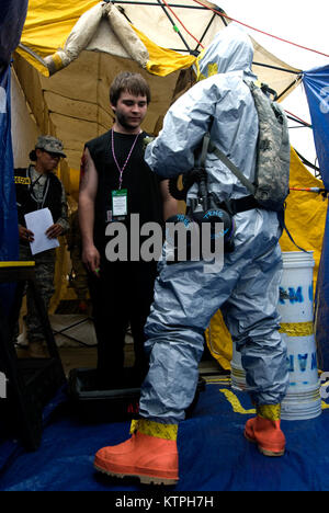 I soldati della 2-101st Cavalry condurre operazioni di decontaminazione durante una patria Response Force esercitazione a base comuneGuire-Dix Mc-Lakehurst su apr. 17. L'esercizio, progettato per simulare un chimici, biologici, radiologici o nucleari (CBRN) incidente, fornisce formazione fondamentale per la Guardia Nazionale personale che potrebbero essere mobilitate per aiutare i soccorritori locali durante un evento CBRN. (U.S. Esercito foto di Spc. Alexander rettore) Foto Stock