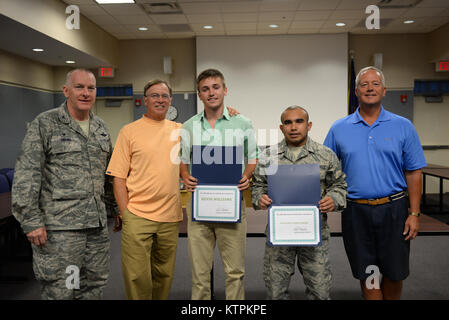 WESTHAMPTON BEACH, NY - Col Thomas J Owens e Col Robert Landsiedel (pensionati) awards Senior Airman Francisco Vierapereira, della 106ª Ingegneria Civile Squadron e Kevin William, figlio di MSgt (Ret.) Don Williams la Alumni Association Scholarship a FS Gabreski ANG su agosto 05, 2015. (New York Air National Guard / Senior Airman Drew Schumann / rilasciato) Foto Stock