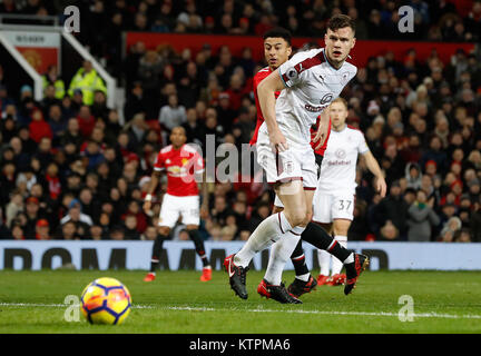 Il Manchester United Jesse Lingard punteggi il suo lato del primo obiettivo del gioco durante il match di Premier League a Old Trafford, Manchester. Foto Stock