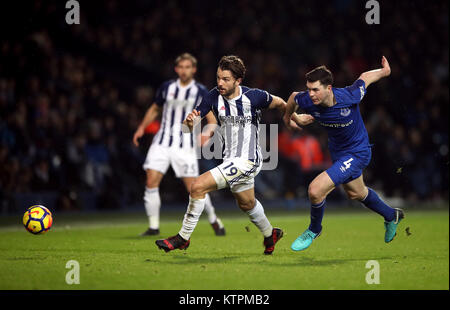 West Bromwich Albion Jay Rodriguez (sinistra) e Everton Michael Keane battaglia per la palla durante il match di Premier League al The Hawthorns, West Bromwich. Foto Stock