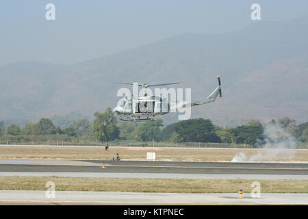 CHIANGMAI , della Thailandia - gennaio 12 2008: 20313 Bell UH-1H Iroquois (205) del Royal Thai Air Force. Mostra nella Giornata dei bambini. Foto di Aeroporto di Chiangmai. Foto Stock