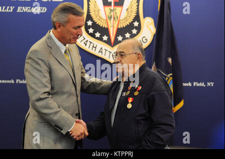 Syracuse, NY - USA Sost. John Katko presenta due veterani militari dal ventiquattresimo quartiere congressuale con medaglie e premi in campo Hancock Air National Guard Base su Giovedi, Ottobre 15th. Due veterani, Anthony Tangretti e Gary K. Janis, servito nella seconda guerra mondiale e il Vietnam, rispettivamente. Tangretti ricevuto il dipartimento dell'esercito diritto Awards per il WW II Medaglia Vittoria, esercito di occupazione medaglia con il Giappone Chiusura, Difesa Nazionale medaglia di servizio e onorato servizio bavero Button - la seconda guerra mondiale. Janis ha ricevuto il dipartimento dell'esercito la medaglia di stella Bronze con ri-creato certific Foto Stock