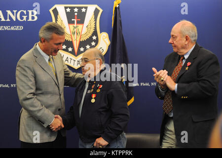 Syracuse, NY - USA Sost. John Katko presenta due veterani militari dal ventiquattresimo quartiere congressuale con medaglie e premi in campo Hancock Air National Guard Base su Giovedi, Ottobre 15th. Due veterani, Anthony Tangretti e Gary K. Janis, servito nella seconda guerra mondiale e il Vietnam, rispettivamente. Tangretti ricevuto il dipartimento dell'esercito diritto Awards per il WW II Medaglia Vittoria, esercito di occupazione medaglia con il Giappone Chiusura, Difesa Nazionale medaglia di servizio e onorato servizio bavero Button - la seconda guerra mondiale. Janis ha ricevuto il dipartimento dell'esercito la medaglia di stella Bronze con ri-creato certific Foto Stock