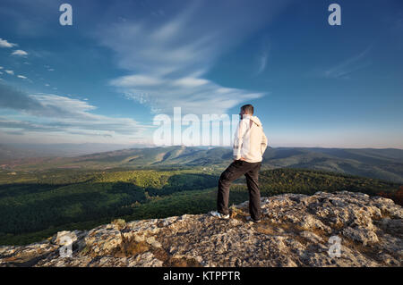 L uomo sulla cima della montagna. Progettazione Concettuale. Foto Stock