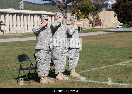 In uscita 3° Battaglione, 142th elicottero d'assalto comandante del battaglione Lt. Col. Jeffery Baker, sinistra, 42nd combattere Aviation comandante di brigata Col. Jack e James 3-142in arrivo nd comandante tenente Col. Kevin Ferreira saluta rendering durante la riproduzione di un inno nazionale presso l'3-142nd modifica del comando cerimonia Sabato, Ottobre 17, 2015 a Camp Smith. (U.S. Esercito foto di Sgt. Jonathan Monfiletto Foto Stock