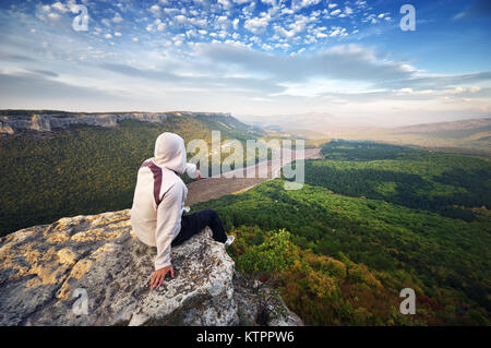 L uomo sulla cima della montagna. Progettazione Concettuale. Foto Stock