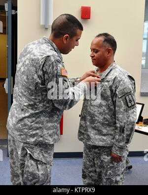 LATHAM -- New York Army National Guard Col. John Andonie awards Lt. Col. Emilio Pennes un meritorio medaglia di servizio durante la sua cerimonia di pensionamento qui, nov. 8. Pennes si ritira con trenta anni di servizio. (US Army National Guard foto di Sgt. Principali Lombardo Corine/RILASCIATO) Foto Stock