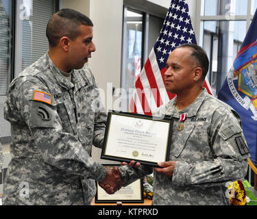 LATHAM -- New York Army National Guard Col. John Andonie presenta Lt. Col. Emilio Pennes un certificato di pensionamento durante la sua cerimonia di pensionamento qui, nov. 8. Pennes si ritira con trenta anni di servizio. (US Army National Guard foto di Sgt. Principali Lombardo Corine/RILASCIATO) Foto Stock