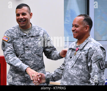 LATHAM -- New York Army National Guard Col. John Andonie si congratula con Lt. Col. Emilio Pennes in occasione del suo pensionamento nel corso di una cerimonia qui, nov. 8. Pennes si ritira con trenta anni di servizio. (US Army National Guard foto di Sgt. Principali Lombardo Corine/RILASCIATO) Foto Stock