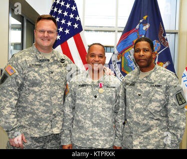 LATHAM -- New York Army National Guard Col. John Andonie presenta Lt. Col. Emilio Pennes un certificato di pensionamento durante la sua cerimonia di pensionamento qui, nov. 8. Pennes si ritira con trenta anni di servizio. (US Army National Guard foto di Sgt. Principali Lombardo Corine/RILASCIATO) Foto Stock