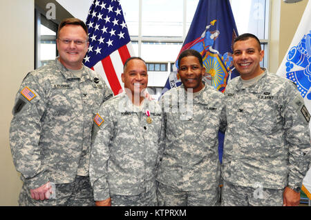 LATHAM -- New York Army National Guard Col. John Andonie presenta Lt. Col. Emilio Pennes un certificato di pensionamento durante la sua cerimonia di pensionamento qui, nov. 8. Pennes si ritira con trenta anni di servizio. (US Army National Guard foto di Sgt. Principali Lombardo Corine/RILASCIATO) Foto Stock