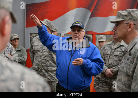 NEW YORK, NY - Membri del campo arruolato consiglio consultivo visita il Ground Zero Memorial, il World Trade Center e la scaletta FDNY 10 durante la loro conferenza trimestrale sulla Veteran's Day, nov. 11 2015 in Lower Manhattan. Durante questa riunione, onorevoli parlamentari hanno parlato con Settembre 11, 2001 primi responder, membri dei Vigili del Fuoco di New York e con il direttore della Air National Guard, Lt. Generale E. Stanley Clarke III. Appena prima della fine dell'evento, Generale Clarke è stato invitato ad unirsi al fine di spada. Gli obiettivi del EFAC è di fornire arruolato membri dell'aria compit Foto Stock