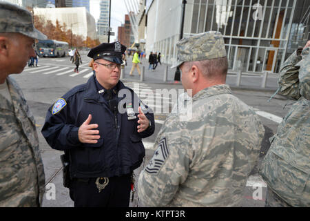 NEW YORK, NY - New York Port Authority police officer D. Steffens accompagnatori membri del campo arruolato consiglio consultivo per il Ground Zero Memorial, il World Trade Center e la scaletta FDNY 10 durante la loro conferenza trimestrale sulla Veteran's Day, nov. 11 2015 in Lower Manhattan. Durante questa riunione, onorevoli parlamentari hanno parlato con Settembre 11, 2001 primi responder, membri dei Vigili del Fuoco di New York e con il direttore della Air National Guard, Lt. Generale E. Stanley Clarke III. Appena prima della fine dell'evento, Generale Clarke è stato invitato ad unirsi al fine di spada. Gli obiettivi di Foto Stock