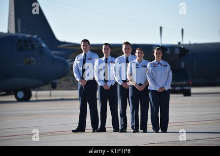 WESTHAMPTON BEACH, NY - Staff Sgt. Christopher F. Gee, Master Sgt. Laurie A. Perno, Master Sgt. Matteo, Repp Tech. Sgt. Katie T. bianco e Staff Sgt. Giuseppe Cacoperdo, tutti i reclutatori con la 106ª Ala di salvataggio, stand per un ritratto di Francesco S. Gabreski Air National Guard Base Dicembre 4, 2015. (US Air National Guard / Staff Sgt. Christopher S. Muncy / rilasciato) Foto Stock