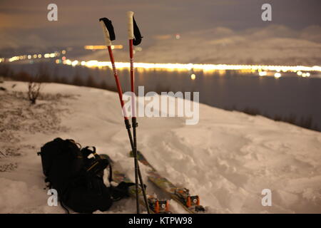 Sci, Skipoles e Backpak in montagna in inverno Foto Stock