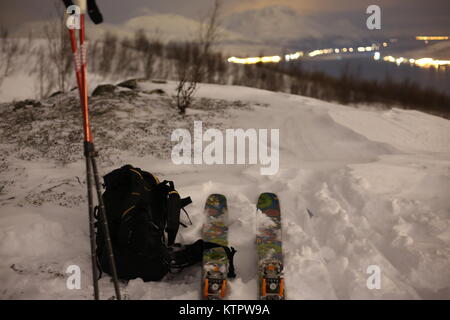 Sci, Skipoles e Backpak in montagna in inverno Foto Stock