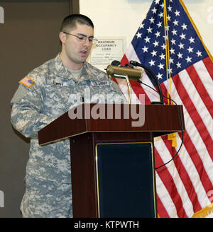 Cpt. Bryan Curry, la società comandante della New York Army National Guard 442nd della Polizia Militare Company, offre un discorso durante la società di distribuzione della cerimonia a Camp Smith Sito di formazione prima di uscire per la formazione di predistribuzione di Fort Hood in Texas, domenica, Gen 3. L'unità, basata in Giamaica, Queens, è programmato per distribuire a Guantánamo Bay Base Navale, Cuba per operazioni di sicurezza vi nei primi mesi del 2016. (U.S. Esercito foto di Sgt. Michael Davis/rilasciato) Foto Stock
