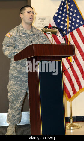 Cpt. Bryan Curry, la società comandante della New York Army National Guard 442nd della Polizia Militare Company, offre un discorso durante la società di distribuzione della cerimonia a Camp Smith Sito di formazione prima di uscire per la formazione di predistribuzione di Fort Hood in Texas, domenica, Gen 3. L'unità, basata in Giamaica, Queens, è programmato per distribuire a Guantánamo Bay Base Navale, Cuba per operazioni di sicurezza vi nei primi mesi del 2016. (U.S. Esercito foto di Sgt. Michael Davis/rilasciato) Foto Stock