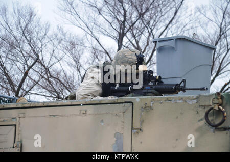 New York Amy nazionale soldati di guardia della società Alpha, 1° battaglione di fanteria 69condotta tattica di formazione presso il New York Police Department training facility e la gamma sul collo Rodmans nel Bronx, NY su 9-10 gennaio 2016. Foto e video dal capitano Marco Getman, New York Guard Foto Stock