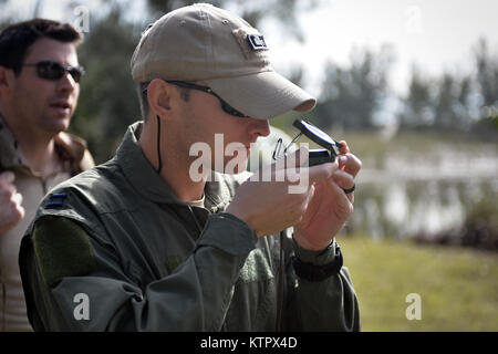 HOMESTEAD AIR BASE DI RISERVA, FLORIDA - Capitano Lonnie Mazuranich, un pilota con la 101st Rescue Squadron, legge una bussola durante un combattimento di sopravvivenza corso di formazione ad Homestead Air Base di riserva, Florida il 20 gennaio 2016. Durante questo corso di formazione, equipaggio membri guadagnato un training di aggiornamento utilizzando il proprio radio emergenza, movimenti tattici attraverso difficiult terreno, come costruzione di rifugi, modi di costruire gli incendi e i metodi per eludere il nemico. (US Air National Guard / Staff Sergente Christopher S. Muncy / rilasciato) Foto Stock