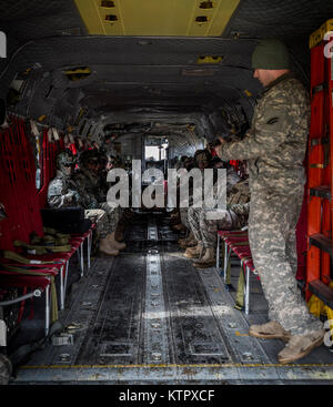 New York Esercito Nazionale soldati di guardia dalla truppa C 2° Squadrone 101st cavalleria, da Buffalo, ricevere istruzioni sull'imbarco e exitingan esercito nazionale Guard CH-47F elicottero Chinook assegnato alla società B, 3° Battaglione, 126Aviation a Youngstown Local Area Formazione in Youngstown, N.Y. Nel febbraio 20, 2016. I soldati di formazione sono in preparazione per la scala maggiore esercizi per essere mantenuta per tutta la durata dell'anno. (U.S. Air National Guard photo by Staff Sgt. Ryan Campbell/rilasciato) Foto Stock