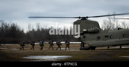 New York Esercito Nazionale soldati di guardia da C 2 di truppa Squadsron 101st cavalleria, da Buffalo, simulare rompere il contatto e l imbarco a U.S. Esercito CH-47F elicottero Chinook dalla New York Army National Guard è un'Azienda B, 3° Battaglione 126aviazione per estrazione durante una missione di addestramento a Youngstown Local area Formazione in Youngstown, N.Y. Nel febbraio 20, 2016. I soldati di formazione sono in preparazione per la scala maggiore esercizi per essere mantenuta per tutta la durata dell'anno. (U.S. Air National Guard photo by Staff Sgt. Ryan Campbell/rilasciato) Foto Stock