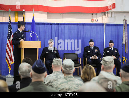 NY Air National Guard Col. Greg A. Semmel, Commander 174ma parafango attacco, parla ai membri della 174esima parafango attacco (ATKW) e gli ospiti e presto essere 174ma attaccare Wing Commander NY Air National Guard Michael R. Smith al campo di Hancock in Syracuse NY il 3 aprile 2016. Semmel rinunciato a comando della 174esima ATKW per Smith, precedentemente 174ma Vice comandante di ala. (NY Air National Guard Foto di Tech. Sgt. Jeremy M. chiamata) Foto Stock