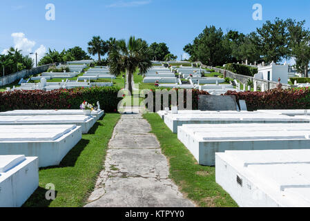 Bianco calcare cripte in Pembroke cimitero parrocchiale, Bermuda. Foto Stock