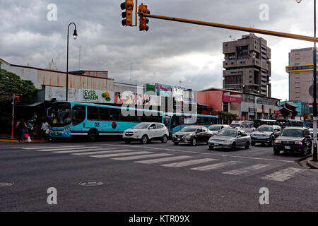 Attraversamento pedonale in corrispondenza di un incrocio stradale a San Jose, Costa Rica Foto Stock