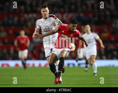 Burnley's Kevin lungo (sinistra) e il Manchester United Rashford Marcus battaglia per la palla durante il match di Premier League a Old Trafford, Manchester. Foto Stock