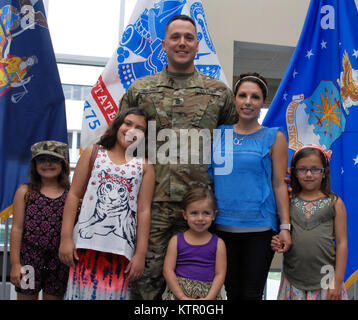 LATHAM, N.Y. - New York Esercito Nazionale soldato di guardia Daniel Brunner pone con la sua famiglia dopo la sua promozione al grado di sergente maggiore in una cerimonia che si terrà a New York State Division di militari e gli affari navali (DMNA) qui il 3 giugno. Più di 100 soldati, aviatori e DMNA dipendenti ha partecipato anche alla cerimonia. Un Iraq veterano, Brunner assumerà il nuovo incarico con forza comune sede. I membri della sua famiglia sono (da sinistra a destra): figlia Ava, figlia Kayla, figlia Sophia, moglie Erin e figlia di Madison. Il Brunners vivono in Clifton Park, N.Y. (U.S. La Guardia Nazionale foto di Master Sgt. Raym Foto Stock