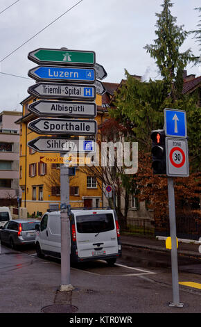 Direzione strada segno di traffico a Zurigo, Svizzera Foto Stock