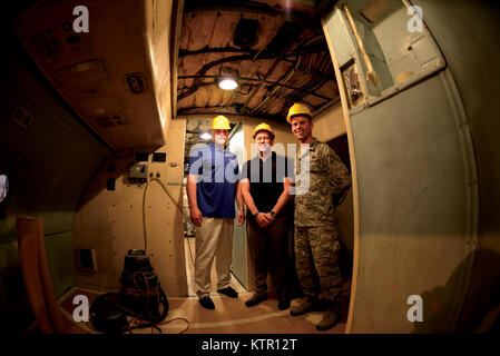 Gabe Camarillo e Giovanni Fedrigo tour del piano superiore di un C5M Galaxy in restauro presso il 105° Airlift Wing, New York, il 21 giugno 2016. Camarillo è l'Assistente del Segretario della Air Force per manodopera e gli affari di riserva e Fedrigo è il Vice Segretario Aggiunto della Air Force per riserva Affiars e Airman disponibilità. (U.S. Air National Guard foto di Master Sgt. Sara Pastorello/rilasciato) Foto Stock