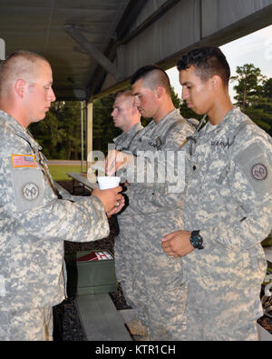 New York Army National Guard Sgt. John McDonald un cappellano è assistente assegnato alla società di sede, 2° battaglione di fanteria 108th presso Utica, N.Y. offre una Eucaristia la comunione a spec. Mason Curtiss da Warwick Falls, N.Y. un fante assegnato a det. 2, Co. B, 2° battaglione di fanteria 108th in Saranac Lake, durante i servizi religiosi a Ft. Polk, La. il 13 luglio. Più di 3 mila New York Esercito Nazionale soldati di guardia distribuito a Fort Polk, Louisiana per tre settimane di esercizio in corrispondenza dell'esercito disponibilità comune centro di formazione, 9-30 luglio, 2016. I cappellani militari sono responsabili per tendente a th Foto Stock