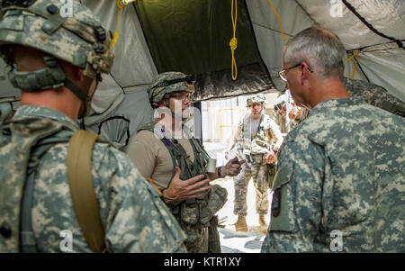 Un soldato con il 209th Supporto Area Azienda medica, Iowa l Esercito Nazionale Guardia, parla al Col. Jaime Dailey, comandante della sessantasettesima squadrone comando, durante l'unità di preparazione comune centro di formazione (JRTC) rotazione Luglio 19, 2016 a Fort Polk, La. l'Iowa il personale medico hanno aderito più di 5 mila soldati provenienti da un altro Stato Esercito Nazionale unità di guardia, Esercito attivo e l'esercito truppe di riserva come parte del ventisettesimo della brigata di fanteria combattere Team task force. I soldati si affinare le proprie abilità e pratica integrazione di operazioni di combattimento che vanno dalle truppe di fanteria impegnare in combattimento ravvicinato con il nemico di artil Foto Stock