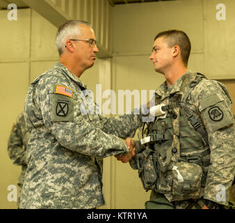 Col. Jaime Dailey, comandante della sessantasettesima squadrone comando, Iowa l Esercito Nazionale Guardia, presenta una sfida moneta per un soldato della 209th Supporto Area Azienda medica per un servizio esemplare durante l'unità di preparazione comune centro di formazione (JRTC) rotazione Luglio 19, 2016 a Fort Polk, La. l'Iowa il personale medico hanno aderito più di 5 mila soldati provenienti da un altro Stato Esercito Nazionale unità di guardia, Esercito attivo e l'esercito truppe di riserva come parte del ventisettesimo della brigata di fanteria combattere Team task force. I soldati si affinare le proprie abilità e pratica integrazione di operazioni di combattimento che vanno dalle truppe di fanteria impegnare i Foto Stock