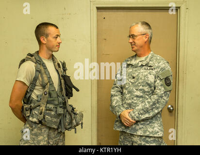 Col. Jaime Dailey, comandante della sessantasettesima squadrone comando, Iowa l Esercito Nazionale Guardia, presenta una sfida moneta per un soldato della 209th Supporto Area Azienda medica per un servizio esemplare durante l'unità di preparazione comune centro di formazione (JRTC) rotazione Luglio 19, 2016 a Fort Polk, La. l'Iowa il personale medico hanno aderito più di 5 mila soldati provenienti da un altro Stato Esercito Nazionale unità di guardia, Esercito attivo e l'esercito truppe di riserva come parte del ventisettesimo della brigata di fanteria combattere Team task force. I soldati si affinare le proprie abilità e pratica integrazione di operazioni di combattimento che vanno dalle truppe di fanteria impegnare i Foto Stock