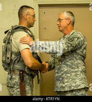 Col. Jaime Dailey, comandante della sessantasettesima squadrone comando, Iowa l Esercito Nazionale Guardia, presenta una sfida moneta per un soldato della 209th Supporto Area Azienda medica per un servizio esemplare durante l'unità di preparazione comune centro di formazione (JRTC) rotazione Luglio 19, 2016 a Fort Polk, La. l'Iowa il personale medico hanno aderito più di 5 mila soldati provenienti da un altro Stato Esercito Nazionale unità di guardia, Esercito attivo e l'esercito truppe di riserva come parte del ventisettesimo della brigata di fanteria combattere Team task force. I soldati si affinare le proprie abilità e pratica integrazione di operazioni di combattimento che vanno dalle truppe di fanteria impegnare i Foto Stock