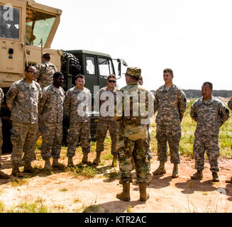 Maryland esercito nazionale Guard Brig. Gen. Timothy Gowen, il Maryland Assistant aiutante generale, indirizzi soldati del primo battaglione,111Reggimento di aviazione (Air Traffic Control) durante una visita all'esercito è Joint Readiness Training Center, Fort Polk, La., Sabato 23 Luglio, 2016. L'unità di aviazione aderito più di 5.000 soldati provenienti da un altro Stato Esercito Nazionale unità di guardia, Esercito attivo e l'esercito truppe di riserva come parte del ventisettesimo della brigata di fanteria combattere Team Task Force Hunter, 9-30 luglio, 2016. (U.S. Esercito nazionale Guard foto di Capt. Amy Hanna) Foto Stock