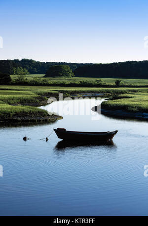 Dory ormeggiata nel fiume di aringa, Harwich, Cape Cod, Massachusetts, STATI UNITI D'AMERICA. Foto Stock